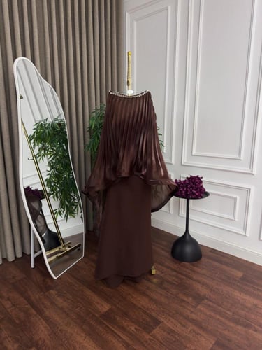 فستان "شوكولا" الملكي - بتصميم قطعتين مع كيب بليسي...