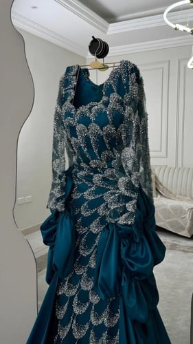 فستان سهرة ملكي مطرز باللؤلؤ والخرز ذيل ساتان طويل