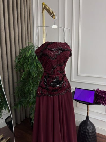 فستان سهرة طويل فاخر بلون عنابي أنيق