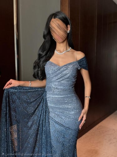 فستان سهرة ملكي باللون الأحمر النبيذي تصميم كورسيه...