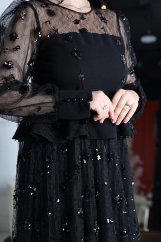 فستان سهرة طويل أسود أنيق ومطرز بشك لامع