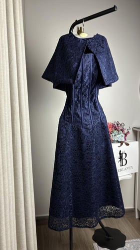 فستان "بيرلانتي" كحلي ملكي - أناقة الدانتيل والكور...