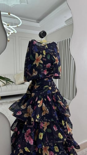 فستان "فلورا" الفاخر - بتصميم طبقات الشيفون الساحر...