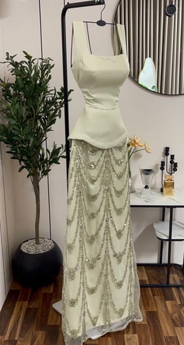 فستان "سهرة" ملكي بلون الباستيل الأخضر (بيستاشيو)...