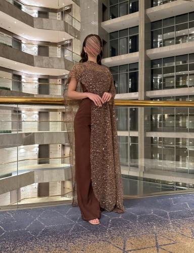 جمبسوت "الغلوس" الملكي مع كاب مطرز بالسيكوين