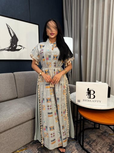 جلابية "تراث العصر" الرمادية – أناقة التطريز الهند...