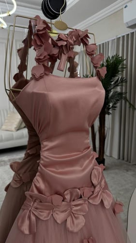 فستان سهرة وردي أنيق بتفاصيل أزهار بارزة