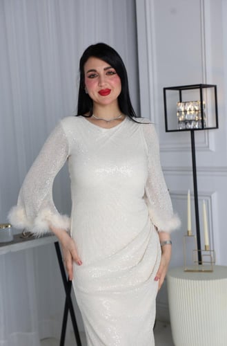 فستان سهرة طويل بلمسة فاخرة من الترتر والريش - لون...