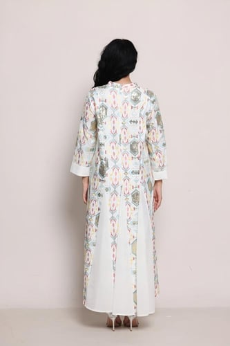 جلابية أناقة الأثير أبيض بنقوش هندسية وتطريز ذهبي