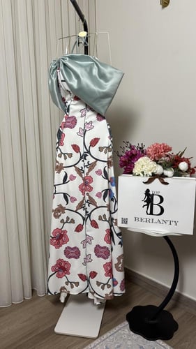 فستان "سحر الطبيعة" – أناقة الستان والورود الكلاسي...