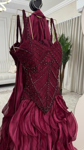 فستان "سهرة" ملكي باللون البرغندي (العنابي الداكن)...