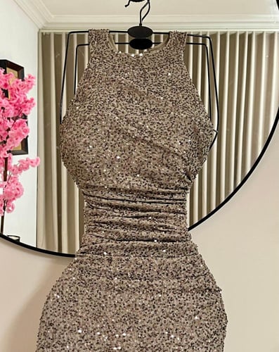 فستان سهرة طويل مطرز بالترتر اللامع - تصميم حصري و...