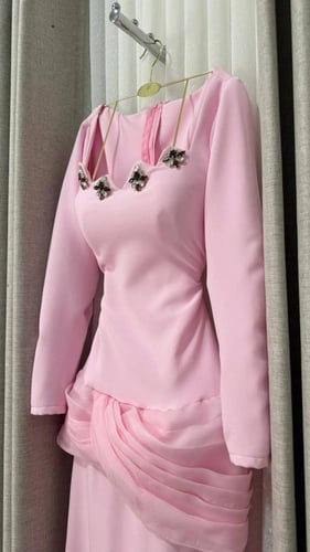 فستان سهرة ناعم باللون الوردي وتفاصيل الكريستال