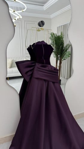 فستان سهرة طويل مخمل وستان بتفاصيل عقدة أنيقة