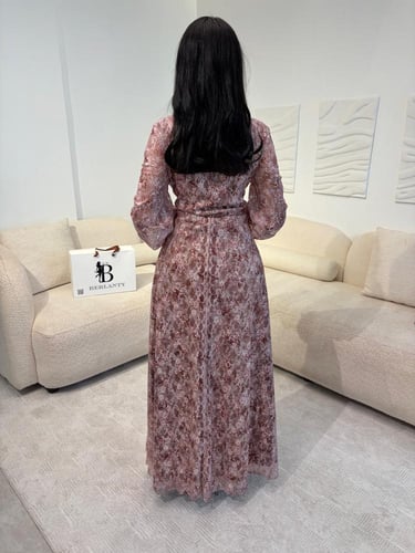 فستان "روز لاسي" الفاخر بنقشة الدانتيل المتميزة