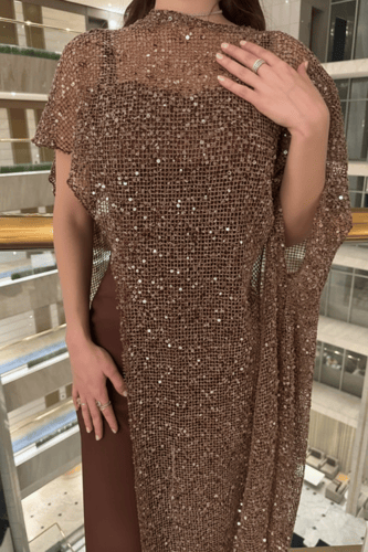 جمبسوت "الغلوس" الملكي مع كاب مطرز بالسيكوين