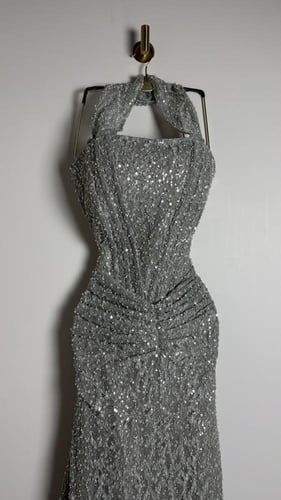 فستان سهرة "توب بيرلانتي" فضي مرصع بالترتر - إطلال...