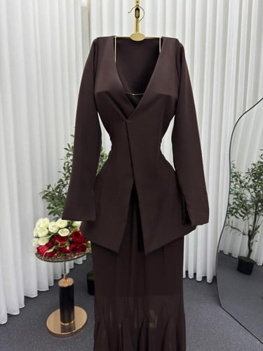 طقم "إليغانس" البني: جاكيت كلاسيكي وتنورة شيفون بل...