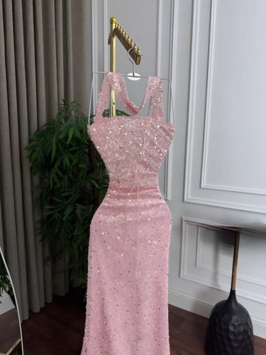 فستان سهرة روز أناقة كلاسيكية بلمسة عصرية