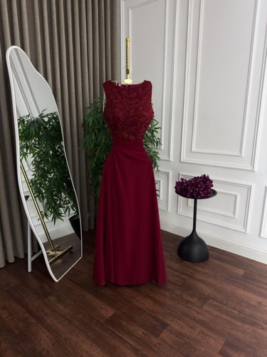 فستان سهرة ملكي باللون البرغندي (العنابي) - مطرز ي...