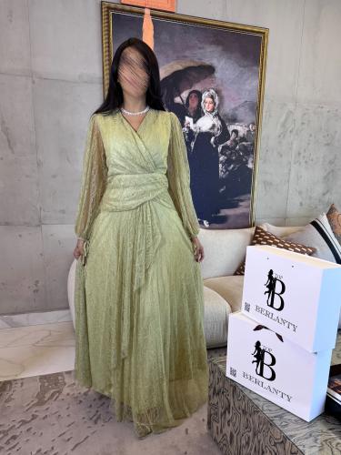 فستان "سيرين" من الدانتيل الفاخر - بلون أخضر فستقي...