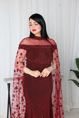 فستان سهرة طويل بلمسة ملكية وعباءة مطرزة - أحمر خم...