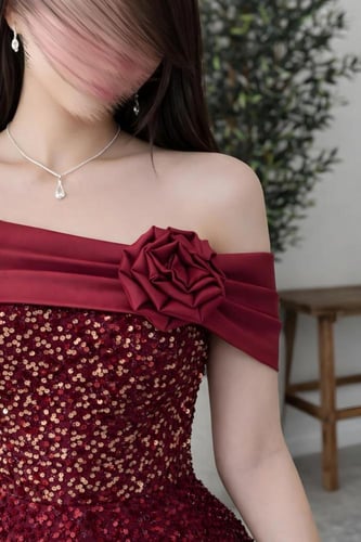 فستان سهرة مارون غلو بريق متلألئ بلمسة كلاسيكية