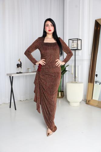 فستان سهرة/مناسبات طويل بلمعة براقة وتفاصيل درابيه...