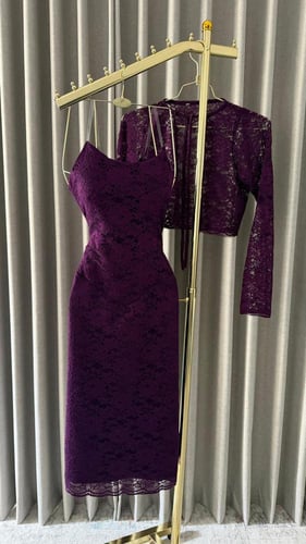 طقم فستان "أرجوان السهرة" - قطعتين من الدانتيل الف...