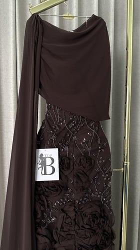 فستان سهرة باللون البني الشوكولاتة - أناقة ملكية ب...