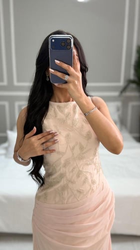 فستان سهرة طويل بلون لحمي بتطريز يدوي فاخر وتصميم...