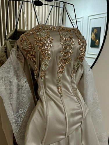 فستان سهرة طويل فاخر (لون بيج فاتح)