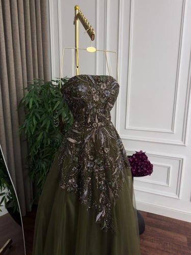 فستان سهرة "تول" زيتي بتطريز ملكي