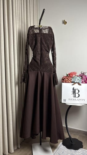 فستان "سهرة" بني كلاسيكي بدانتيل فاخر