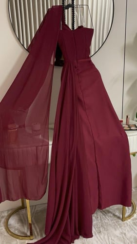 فستان سهرة طويل ون شولدر بتطريز أنيق وشال شيفون من...