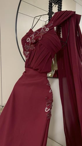 فستان سهرة طويل ون شولدر بتطريز أنيق وشال شيفون من...