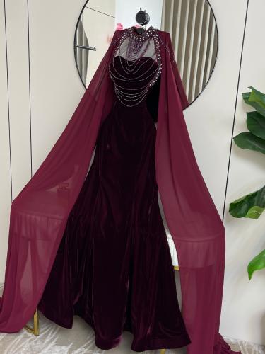 فستان السهرة المخملي "الملكة بورغندي" مع كاب شيفون...