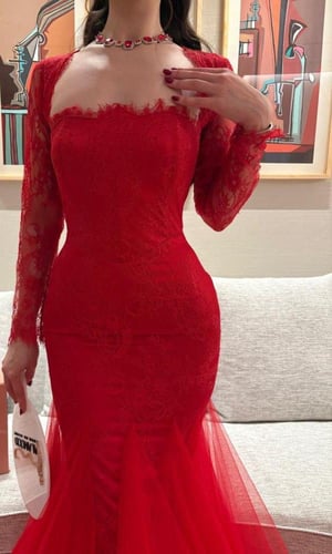 فستان سهرة أحمر فاخر بقصة حورية البحر وأكمام طويلة
