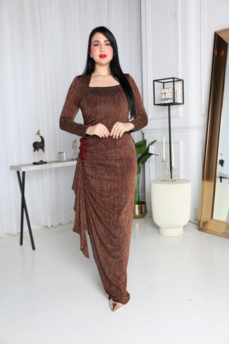 فستان سهرة/مناسبات طويل بلمعة براقة وتفاصيل درابيه...