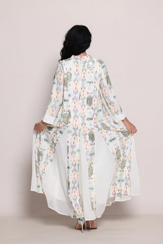 جلابية أناقة الأثير أبيض بنقوش هندسية وتطريز ذهبي