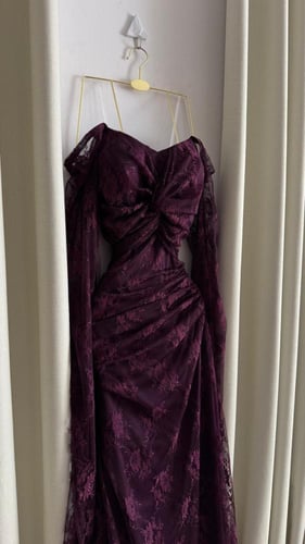 فستان سهرة فاخر بقصة ذيل السمكة ولون بنفسجي ملكي