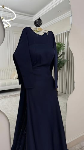 فستان سهرة كحلي طويل بأكمام طويلة وتفاصيل جوبير كر...