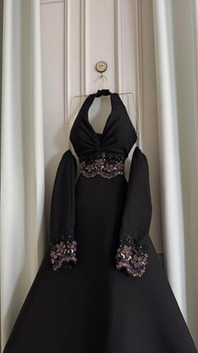 فستان سهرة "إيليجانس" أسود - بتفاصيل الورد البارز...