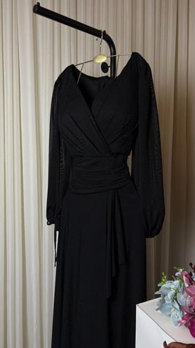 فستان "سهرة كلاسيك" بنقاط البولكا والخصر المجعد