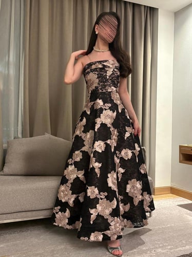 فستان سهرة "برنت مورد" بتصميم كلاسيكي فاخر