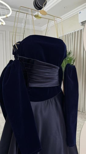 فستان سهرة أنيق من المخمل والساتان (كحلي عميق)