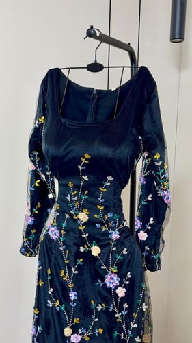 فستان سهرة فاخر يجمع بين الأناقة الكلاسيكية واللمس...