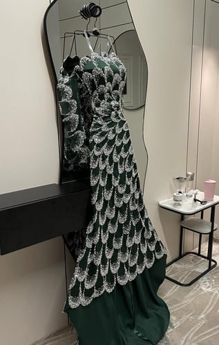 فستان السهرة الزمردي الفاخر بتصميم حورية البحر وال...
