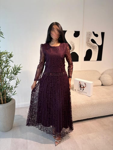 فستان "سهرة" دانتيل بليسيه - بلون اللافندر الداكن...
