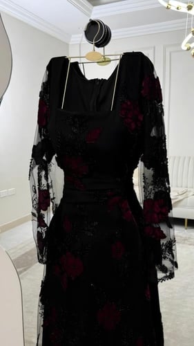 فستان سهرة أسود طويل بتطريز زهور مخملية حمراء إطلا...